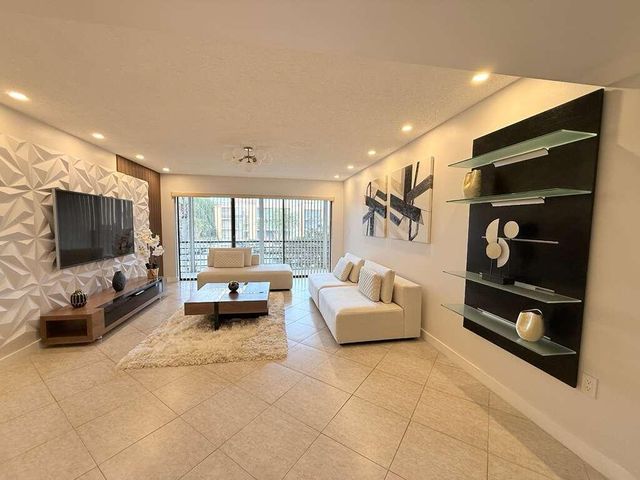 4040 N Hills Drive 26, Hollywood, FL 33021