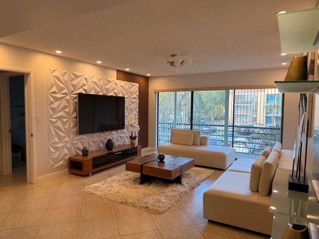 4040 N Hills Drive 26, Hollywood, FL 33021