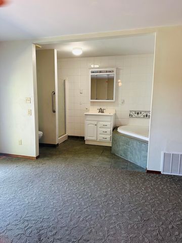 337 East Farm Road 96, Springfield, MO 65803