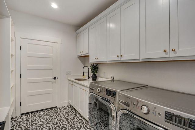 2124 N Silver Charm Avenue, Springfield, MO 65802