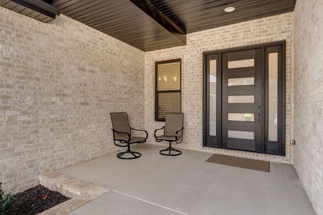 2124 N Silver Charm Avenue, Springfield, MO 65802