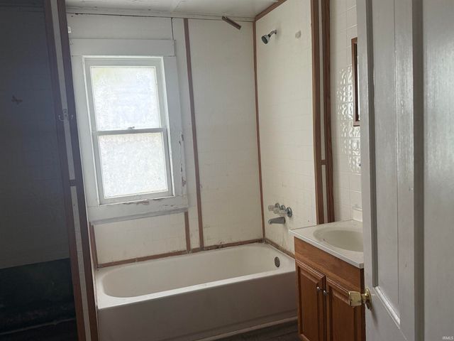 219 W Kickapoo Street, Hartford City, IN 47348