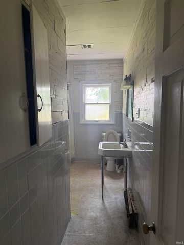 219 W Kickapoo Street, Hartford City, IN 47348