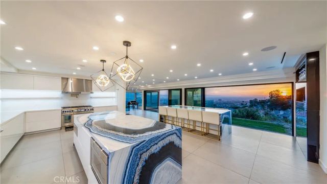 1001 Via Alta, Burbank, CA 91501