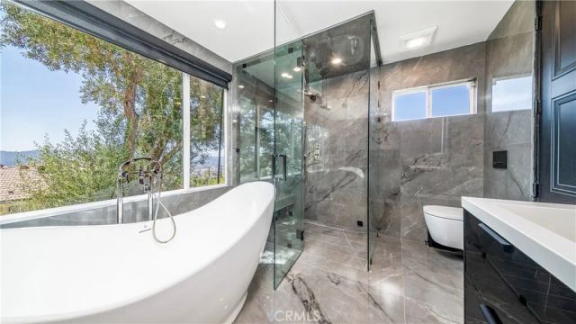 1001 Via Alta, Burbank, CA 91501