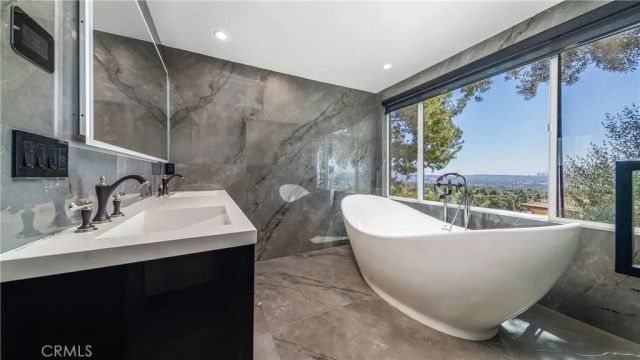 1001 Via Alta, Burbank, CA 91501