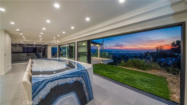 1001 Via Alta, Burbank, CA 91501
