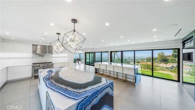 1001 Via Alta, Burbank, CA 91501