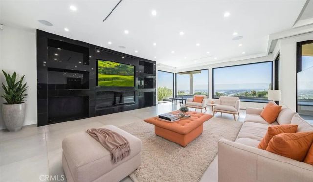 1001 Via Alta, Burbank, CA 91501