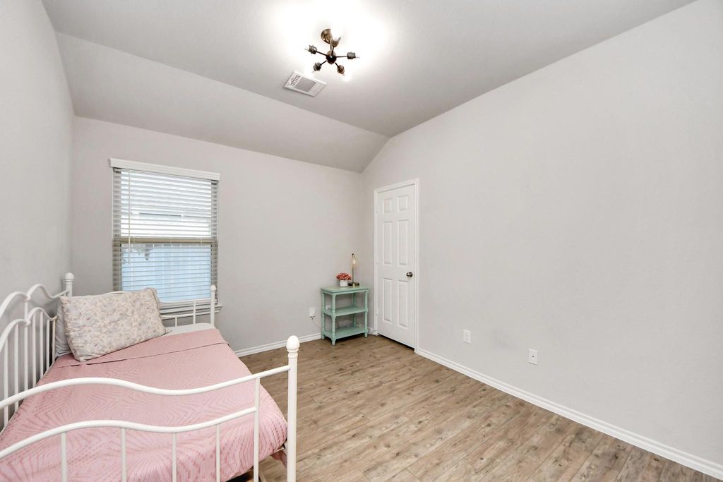 Image 15 of property listing at 7615 Tye Creek Lane, Richmond, TX 77469