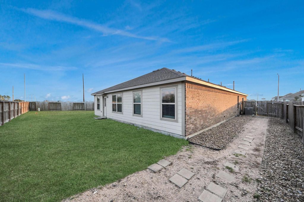 Image 24 of property listing at 7615 Tye Creek Lane, Richmond, TX 77469