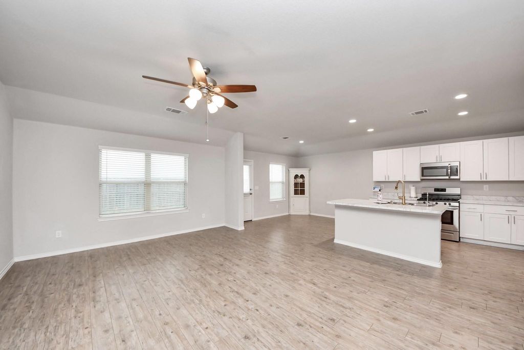 Image 6 of property listing at 7615 Tye Creek Lane, Richmond, TX 77469