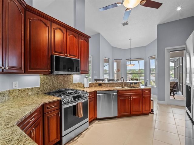 10925 LAKESHORE DR, Clermont, FL 34711