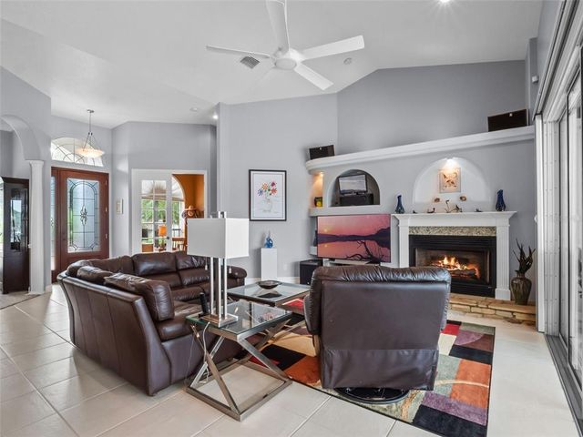 10925 LAKESHORE DR, Clermont, FL 34711