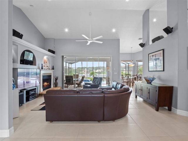 10925 LAKESHORE DR, Clermont, FL 34711