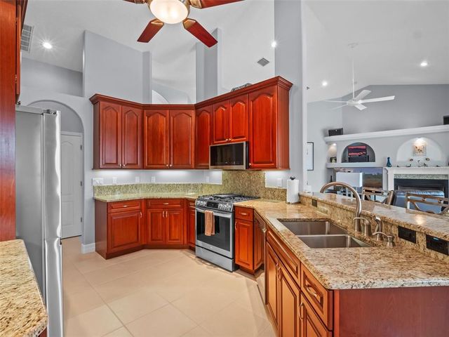 10925 LAKESHORE DR, Clermont, FL 34711