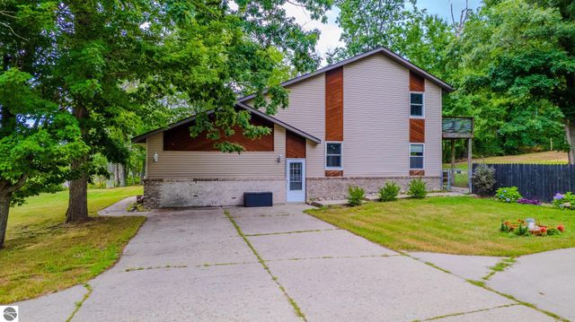 1825 W Sunset Drive, Roscommon, MI 48653