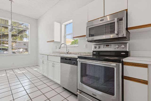 9516 NW 8TH Circle, Plantation, FL 33324