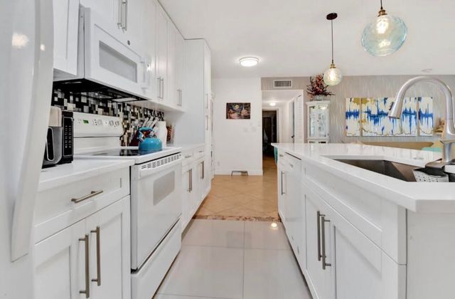 1232 Club Drive W D, Delray Beach, FL 33445