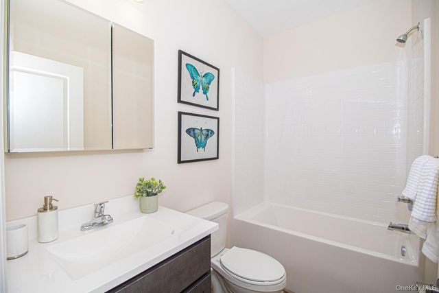 309 Ashley Court Avenue, North Babylon, NY 11703