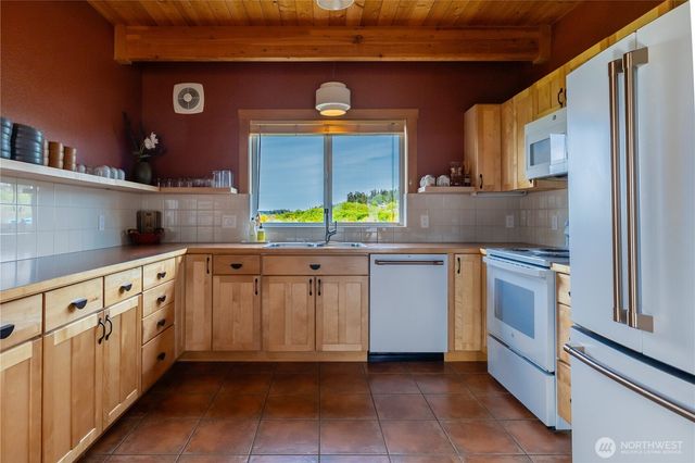 2633 Sunlight Beach Road, Clinton, WA 98236