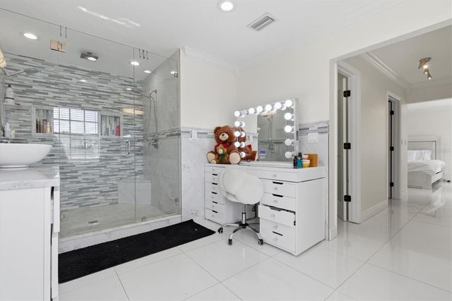 6611 N HALE AVENUE, Tampa, FL 33614