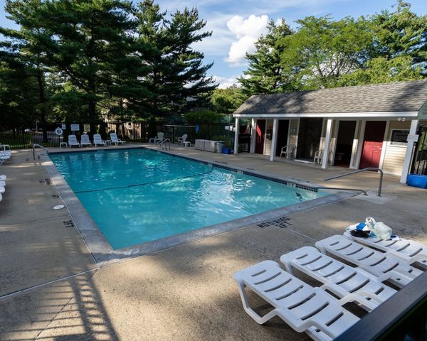 6 Autumn Leaf Dr 18, Nashua, NH 03060