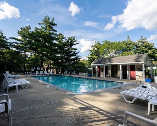 6 Autumn Leaf Dr 18, Nashua, NH 03060