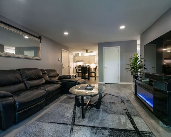 6 Autumn Leaf Dr 18, Nashua, NH 03060