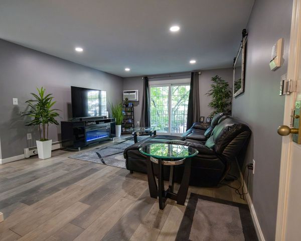 6 Autumn Leaf Dr 18, Nashua, NH 03060