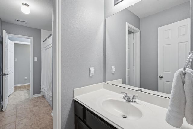1202 Quarterhorse Drive, Alvin, TX 77511