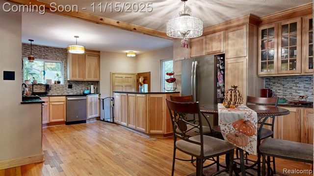 206 Wellington Crescent, Mount Clemens, MI 48043