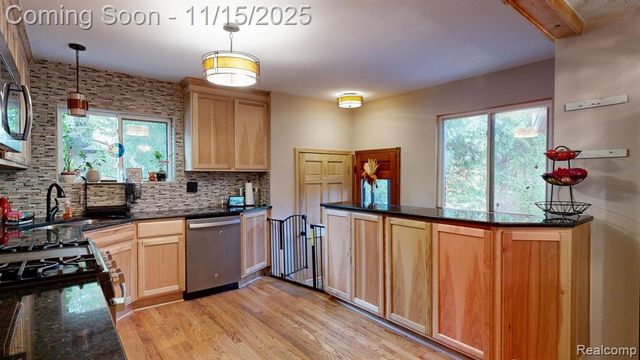 206 Wellington Crescent, Mount Clemens, MI 48043