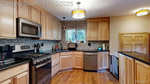 206 Wellington Crescent, Mount Clemens, MI 48043