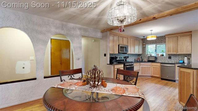 206 Wellington Crescent, Mount Clemens, MI 48043