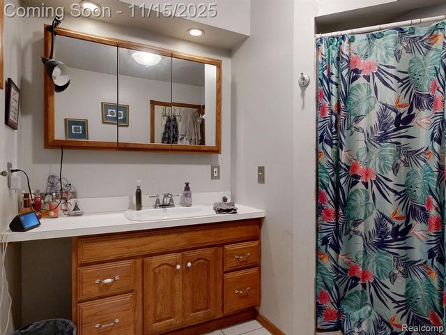 206 Wellington Crescent, Mount Clemens, MI 48043