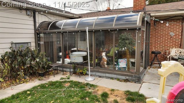 206 Wellington Crescent, Mount Clemens, MI 48043