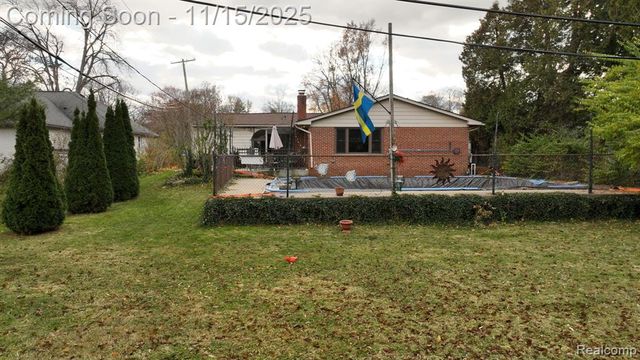 206 Wellington Crescent, Mount Clemens, MI 48043