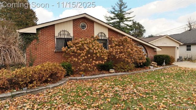 206 Wellington Crescent, Mount Clemens, MI 48043