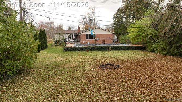 206 Wellington Crescent, Mount Clemens, MI 48043