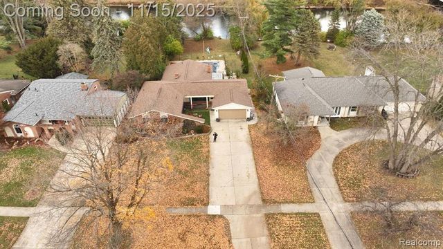 206 Wellington Crescent, Mount Clemens, MI 48043