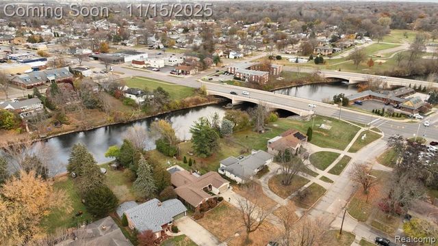 206 Wellington Crescent, Mount Clemens, MI 48043