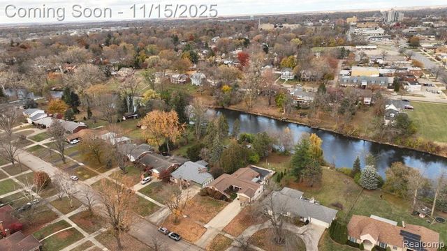 206 Wellington Crescent, Mount Clemens, MI 48043