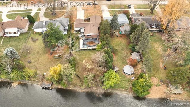 206 Wellington Crescent, Mount Clemens, MI 48043