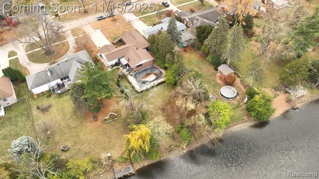 206 Wellington Crescent, Mount Clemens, MI 48043