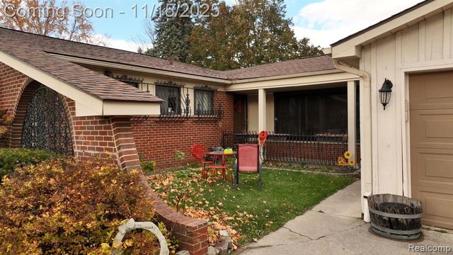 206 Wellington Crescent, Mount Clemens, MI 48043