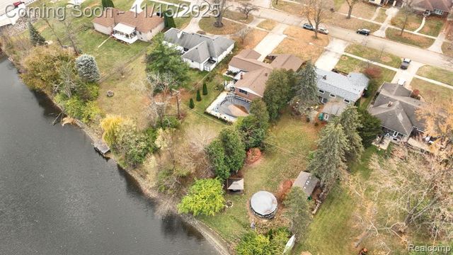 206 Wellington Crescent, Mount Clemens, MI 48043