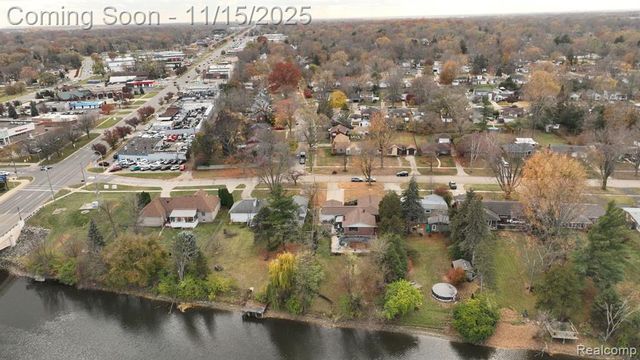 206 Wellington Crescent, Mount Clemens, MI 48043