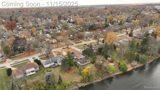 206 Wellington Crescent, Mount Clemens, MI 48043