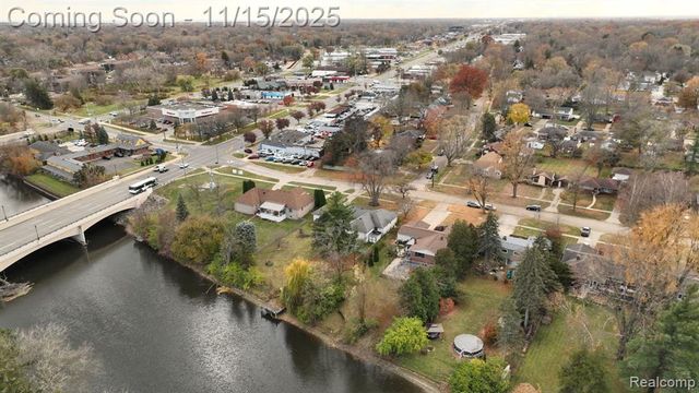 206 Wellington Crescent, Mount Clemens, MI 48043